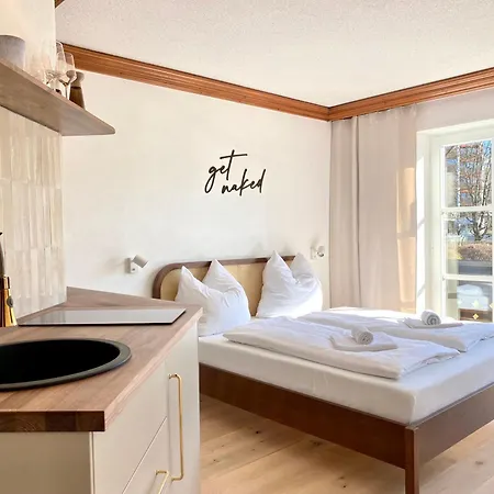 Butler Lovebirds I Kueche I Parken I Bergblick I Seenaehe アパート