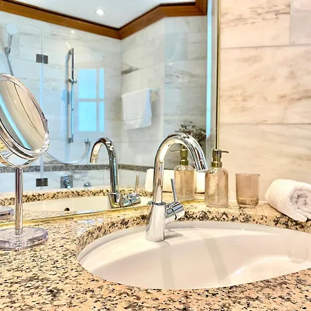 Butler Lovebirds I Kueche I Parken I Bergblick I Seenaehe アパート