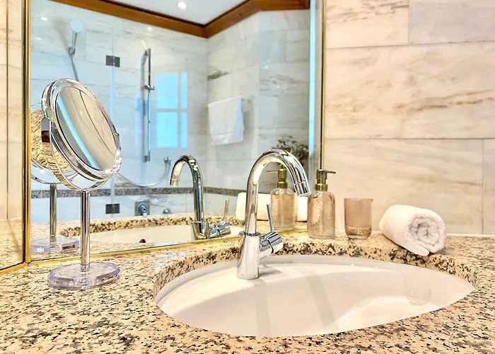 Mit Balkon & Bergblick I Parkplatz I Kueche I Seenaehe Apartment